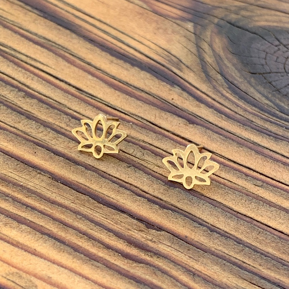 STAINLESS STEEL ♡ Flor Stud Earrings - Picture 3 of 8